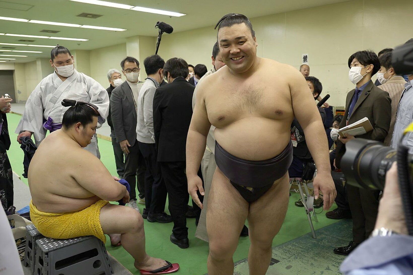 支度部屋で笑顔の霧島（代表撮影）