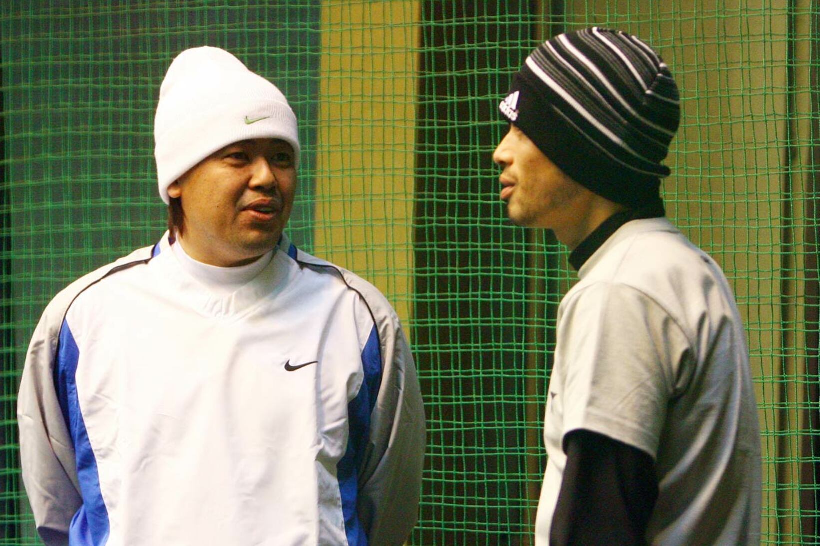 自主トレでイチロー（右）と話し込む中村紀（２００７年１月）