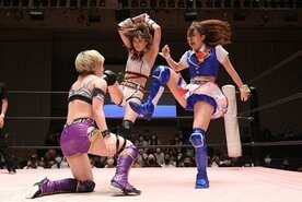 遠藤(右)に赤井(左)と合体攻撃を放つ荒井(東スポWeb)