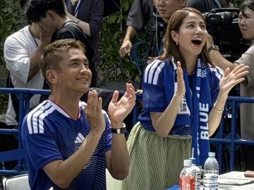 日本のゴールに拍手を送る稲本潤一氏（左）と永島優美