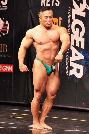 ポーズを決める濱村啓志