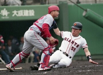  札幌円山球場でも若手時代の松井は活躍。左は広島・西山（９６年７月、東スポWeb）