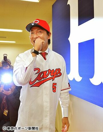  カープのユニホーム姿ではにかむ長野。赤が似合うぞ！