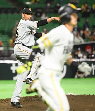  ソフトバンク・周東(右)の足を警戒しすぎ、一塁に悪送球をしてしまった巨人・サンチェス