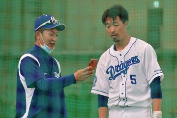 春のキャンプでは、中日・立浪監督(左)が阿部を直接指導する場面もあった