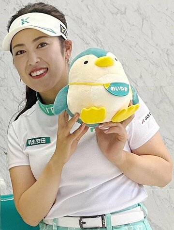 天本ハルカと明治安田のキャラクター・ペンタン