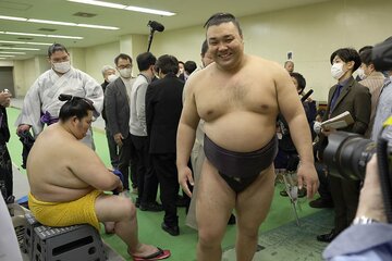 支度部屋で笑顔の霧島（代表撮影）