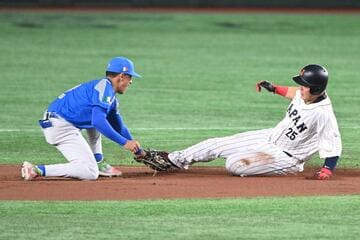 イタリア戦で盗塁を失敗した岡本和真