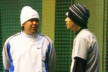 自主トレでイチロー（右）と話し込む中村紀（２００７年１月）