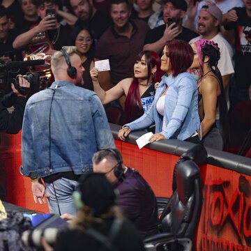  イヨ・スカイ(中央左)はチケットを手に、ベイリー、ダコタ・カイとともに試合観戦(©2022 WWE, Inc. All Rights Reserved.)