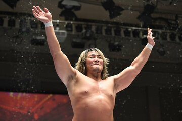 年内最終戦を終えファンの声援に応える棚橋