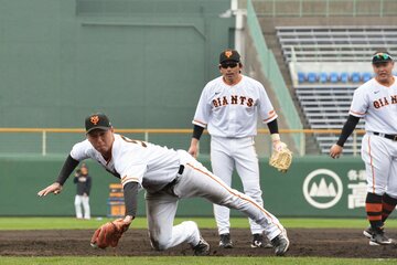 松田(中)らが見守る中、打球に飛びつく巨人・秋広(左)