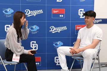 中日・松山晋也(右)のエピソードに思わず笑ってしまう熊崎晴香