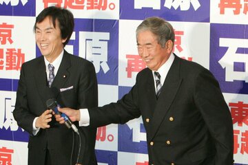 石原慎太郎さん（右）と長男の伸晃氏