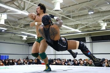 アルファ・ウルフ(右)をタックルで吹っ飛ばす稲村愛輝