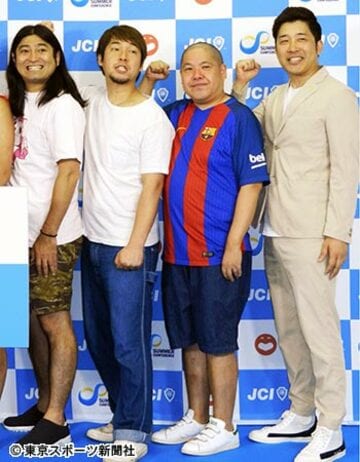 長友＆平愛梨の結婚披露宴を満喫したという三瓶（右から２人目）