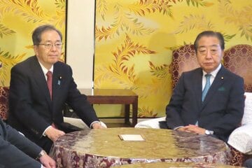 会談した立憲民主党の野田佳彦代表（左）と公明党の斉藤鉄夫代表