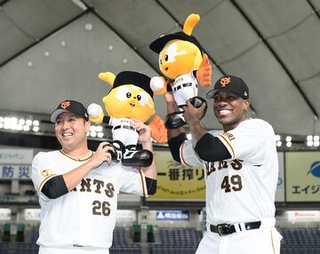  この日のヒーローは今村（左）とビエイラ