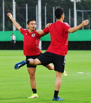  ＤＦ吉田(右)とストレッチを行うＤＦ長友