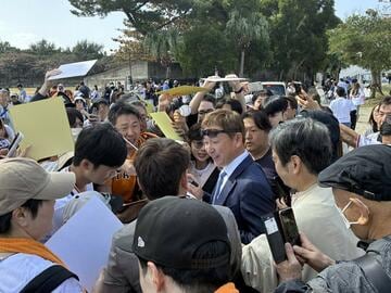 多数の巨人ファンにサインを求められる元中日監督・立浪和義氏（中央）