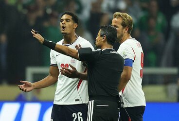メキシコ戦で退場処分を受け、２試合の出場停止処分となったイングランド代表ＤＦジャレル・クアンサー（ロイター）