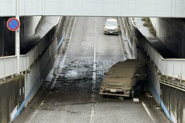 豪雨で道路が冠水し、走行不能で放置されていた車(千葉市内)