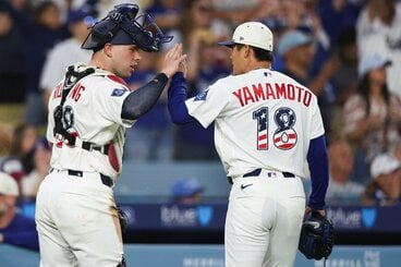 山本由伸とタッチするラッシング(ロイター)