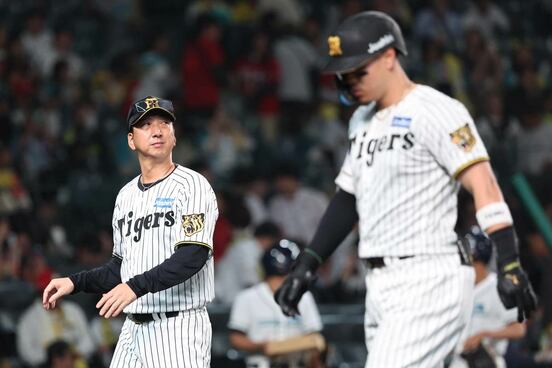 藤川球児監督(手前は佐藤輝明)