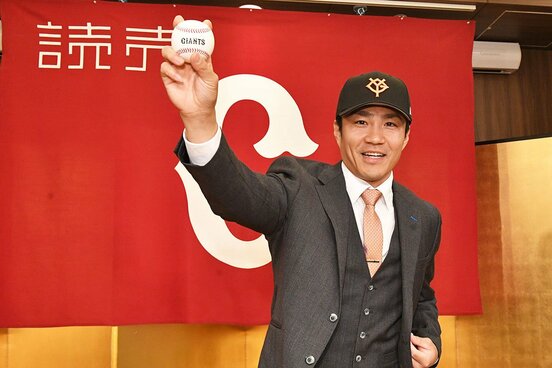 入団会見で投球フォームを披露する則本昂大