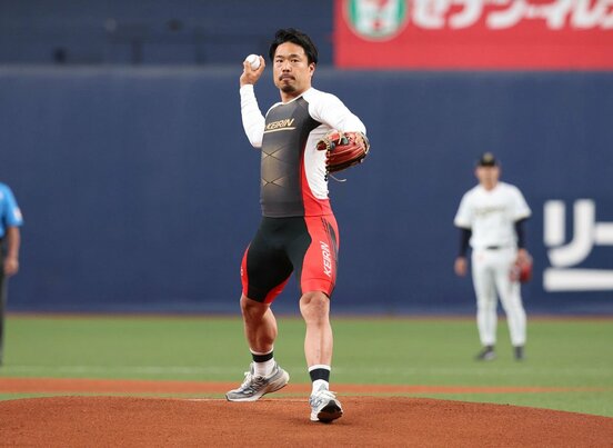 始球式を行った古性優作