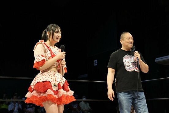 東京女子３・２９両国大会でデビューが決まったアイドルグループ「原宿学園」のさくらもも（左）と高木三四郎