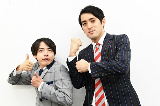 ポーズを決める宇野(左)と中田
