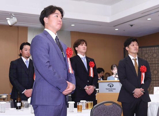 今季のバッテリー賞を受賞した阪神・村上頌樹(左)と坂本誠志郎(右)。左奥は日本ハム・伊藤大海、中央は伏見寅威