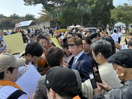 多数の巨人ファンにサインを求められる元中日監督・立浪和義氏（中央）