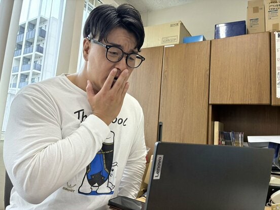 会社のパソコンで自身のスケジュールの空白を確認し、愕然とする青柳優馬