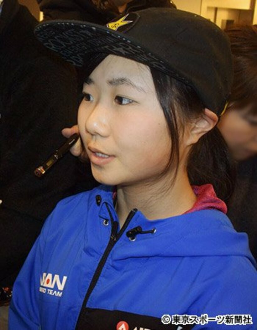  囲み取材を受ける岩渕麗楽