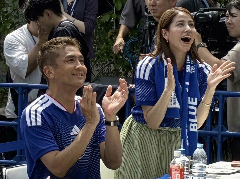 日本のゴールに拍手を送る稲本潤一氏（左）と永島優美