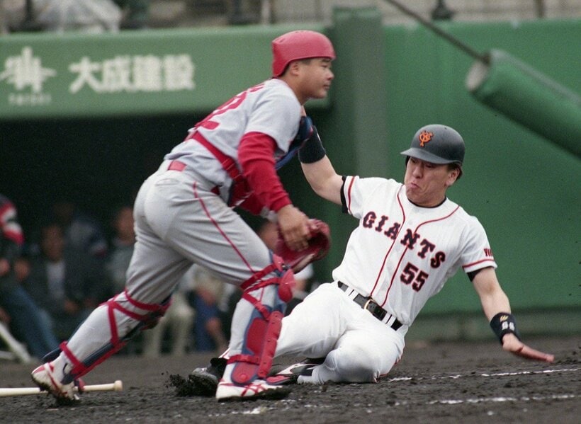  札幌円山球場でも若手時代の松井は活躍。左は広島・西山（９６年７月、東スポWeb）