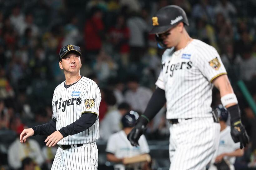 藤川球児監督（手前は佐藤輝明）