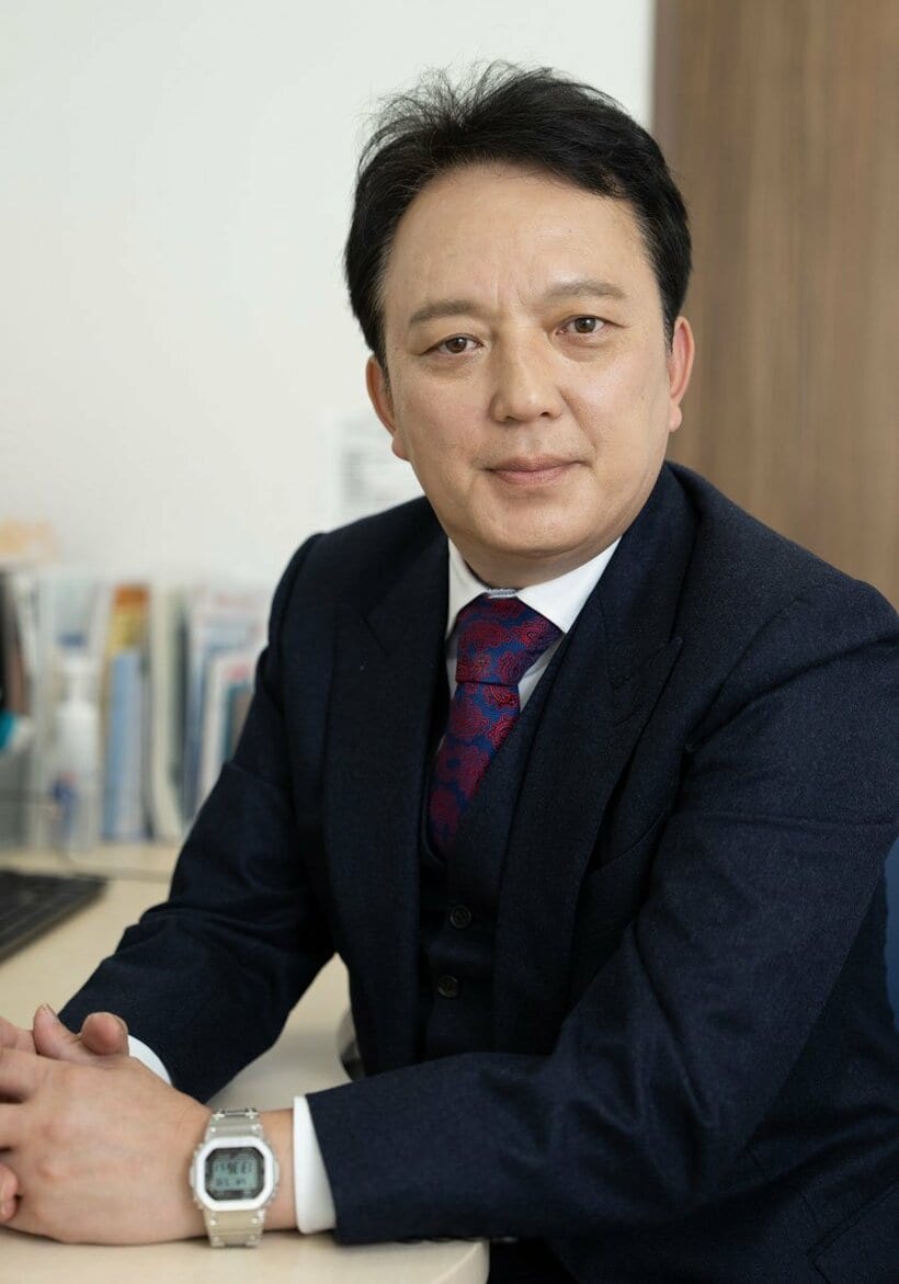 いびき、無呼吸症候群に殺されない２７の方法」を著した末松義弘医師（撮影・佐藤靖彦）