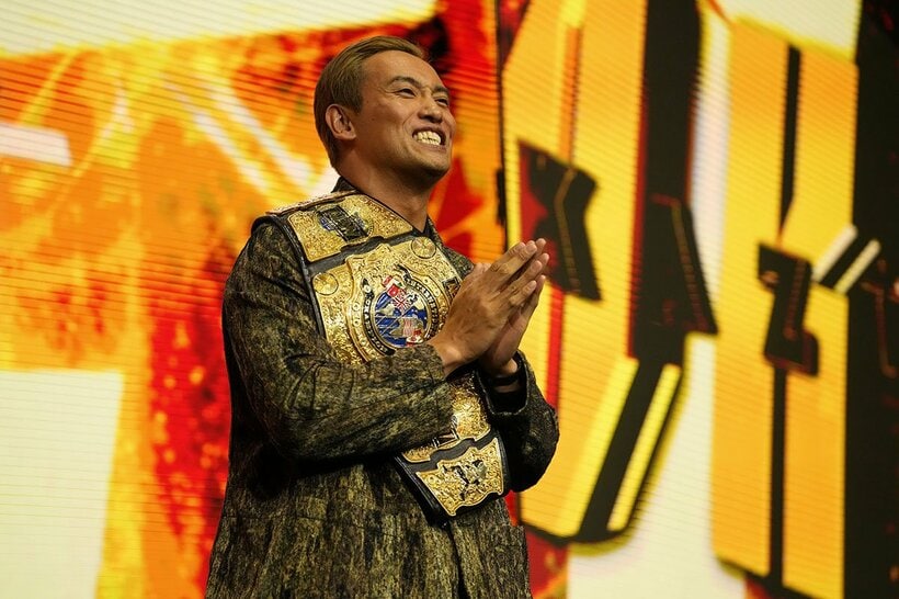 オカダ・カズチカはニタニタ笑いながら、竹下に拍手を送る(©All Elite Wrestling）