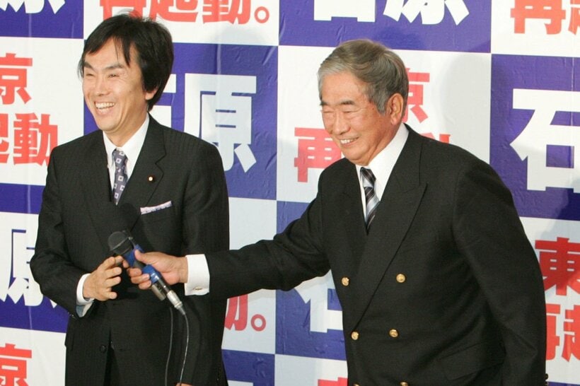 石原慎太郎さん（右）と長男の伸晃氏