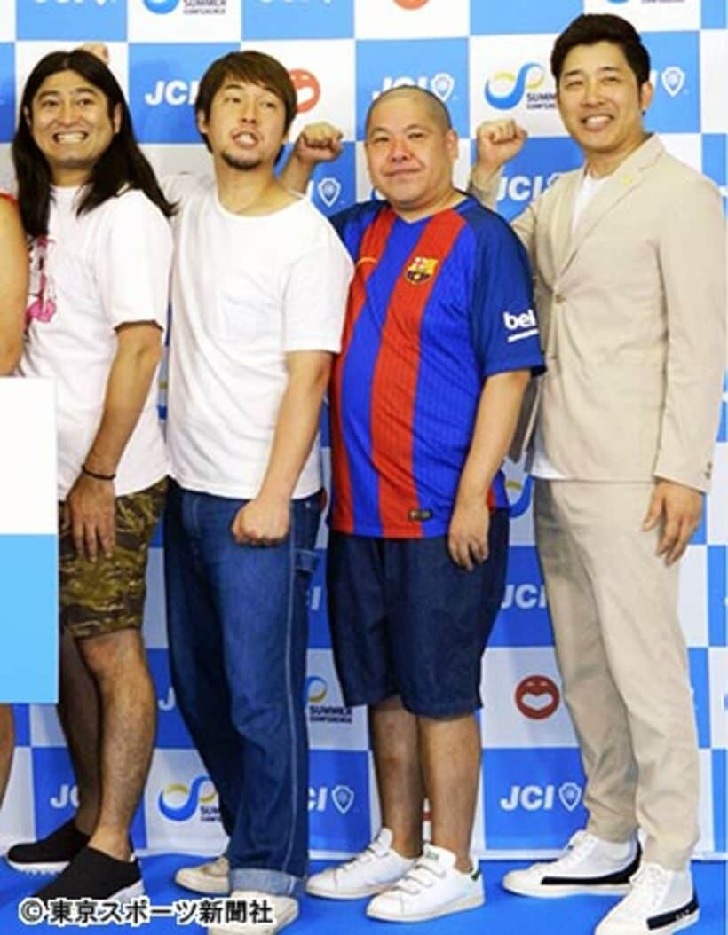 長友＆平愛梨の結婚披露宴を満喫したという三瓶（右から２人目）