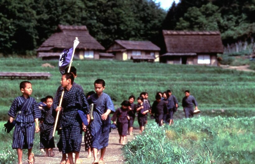  奈良県に組んだセット。集落から学校へ通う子どもたち
