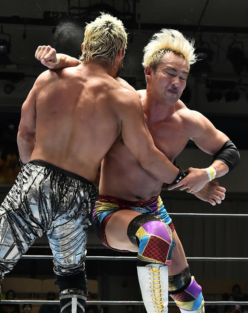  SANADA(左)に渾身のレインメーカーを打ち込んだオカダ