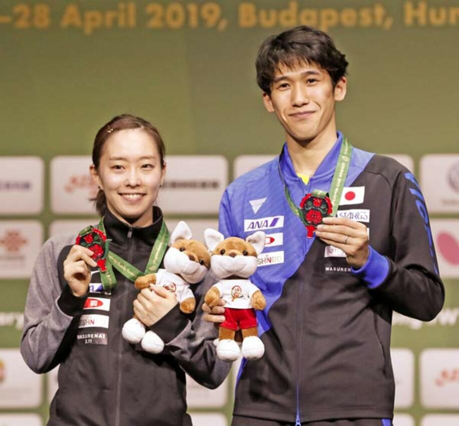  銀メダルを獲得した吉村（右）と石川は表彰式で笑顔を見せた（ロイター）