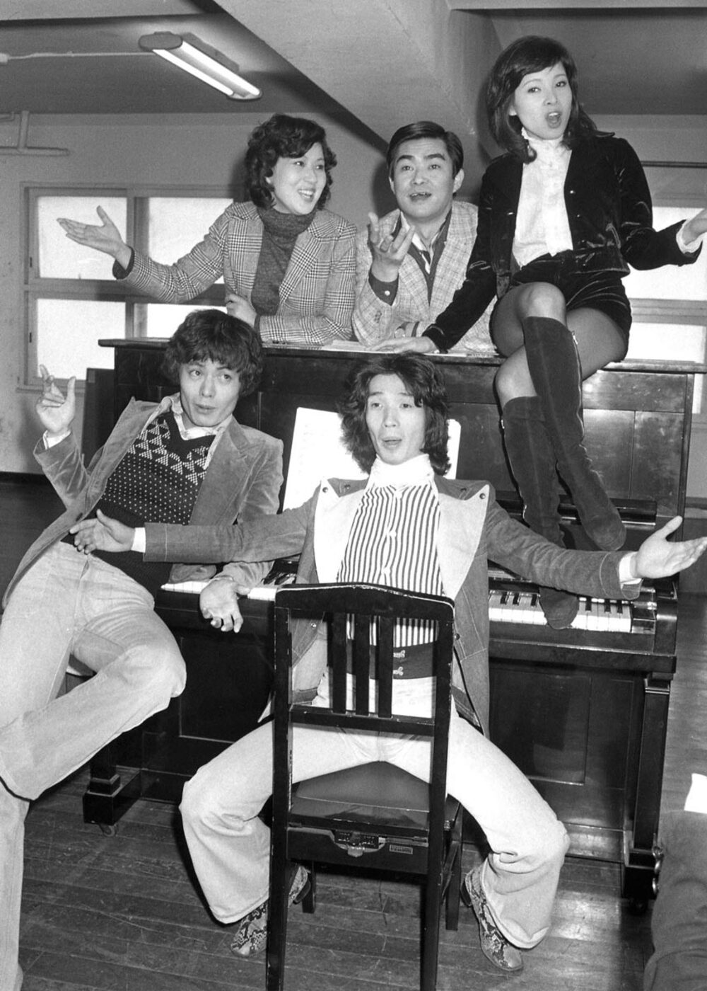 東宝の稽古場で舞台の共演者と。後列中央が財津さん、その右が由美かおる。前列は左から津坂匡章(秋野太作)、堺正章(73年12月)