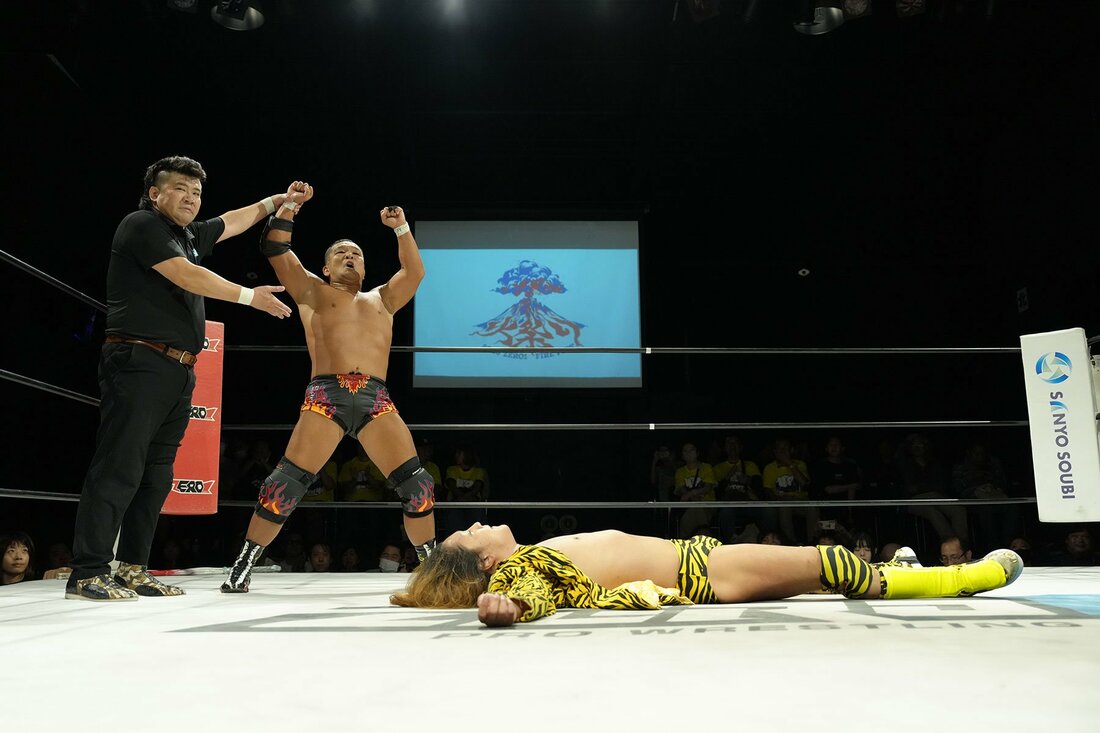田中将斗(左)に敗れ、大の字の黒潮TOKYOジャパン(©博文社)