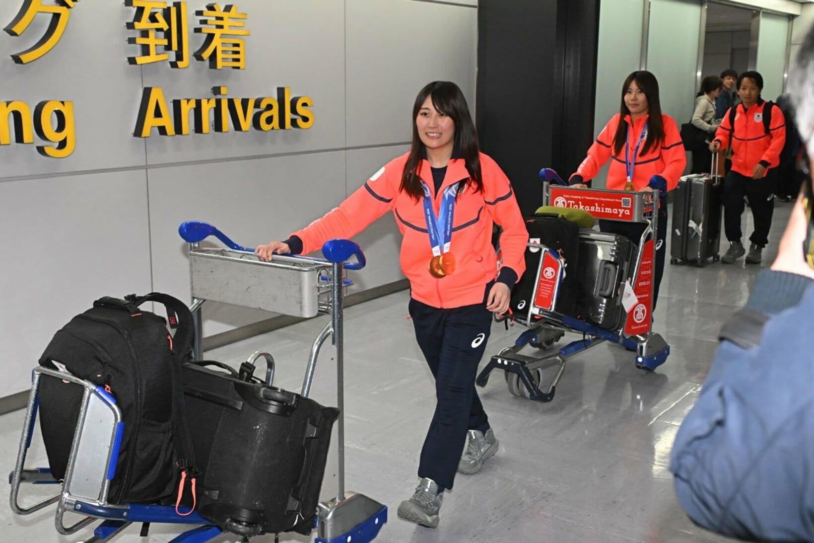 帰国した村瀬心椛（左）と深田茉莉（中）