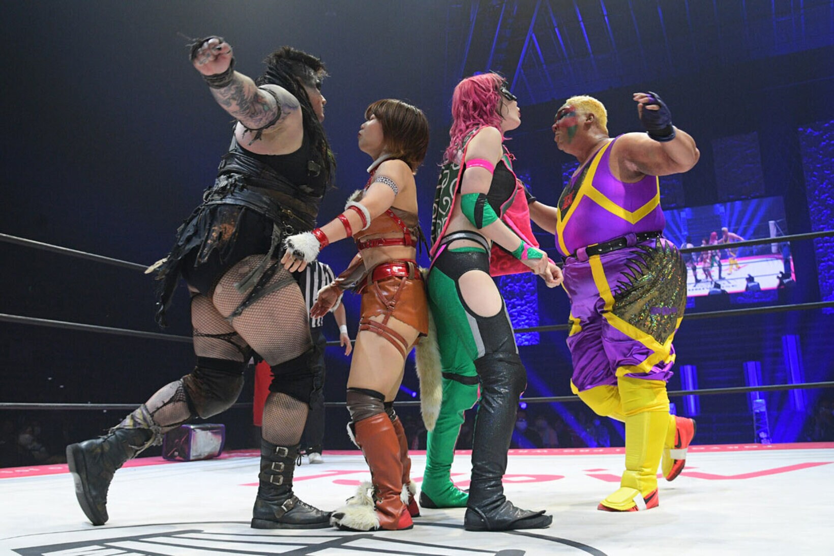 中島翔子（左から２人目）とハイパーミサヲ（右から２人目）をサンドするマックス・ジ・インペイラー（左）とアジャコング